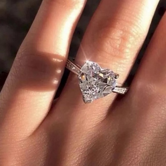 Jewelry - ¥ NEW DIAMOND HEART STERLING SILVER RING